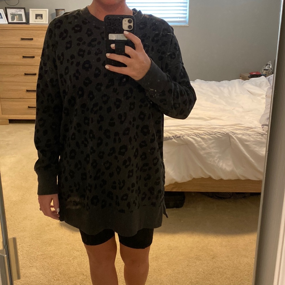 old navy small black leopard crewneck tunic sweatshirt